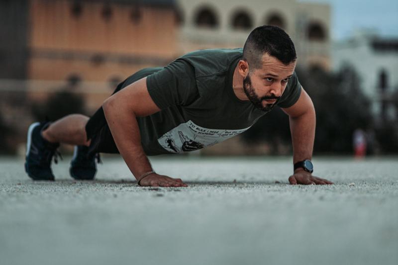 Simone Puddu doing a push-up outdoors